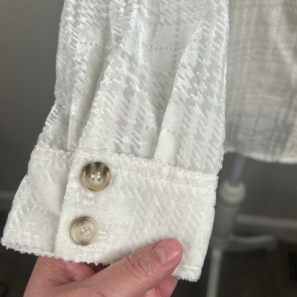 Democracy White Crushed Velvet Button Down Classic Long Sleeve Top Size Large - Picture 3 of 6